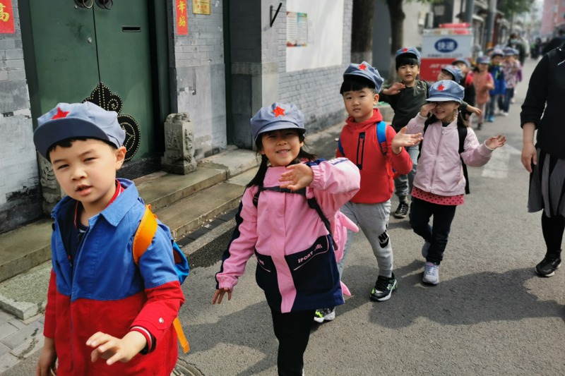 北京多數民辦幼兒園近年開始發生招生難的現象，圖為北京市第一幼兒園等公辦的幼兒園2021年舉辦「重走長征路」主題教育活動。圖／取自北京東城區政府官網