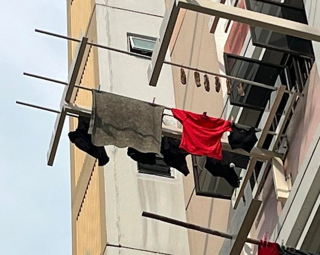 從照片可見，陳先生所居住的大樓也有其他住戶在晾衣竹上晾曬衣物，但他樓上的住戶曬的卻是豬肉。（「COMPLAINT SINGAPORE」FB圖片）