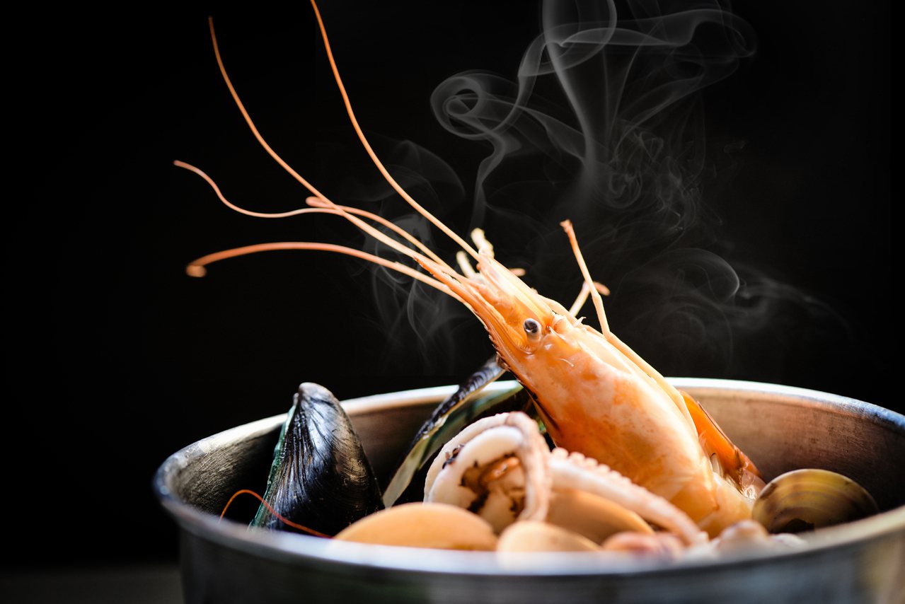 坊間常看到火鍋店大賣「痛風鍋」，以內含滿滿的大份量海鮮來打響名號。但少吃海鮮真的就能預防痛風嗎？
