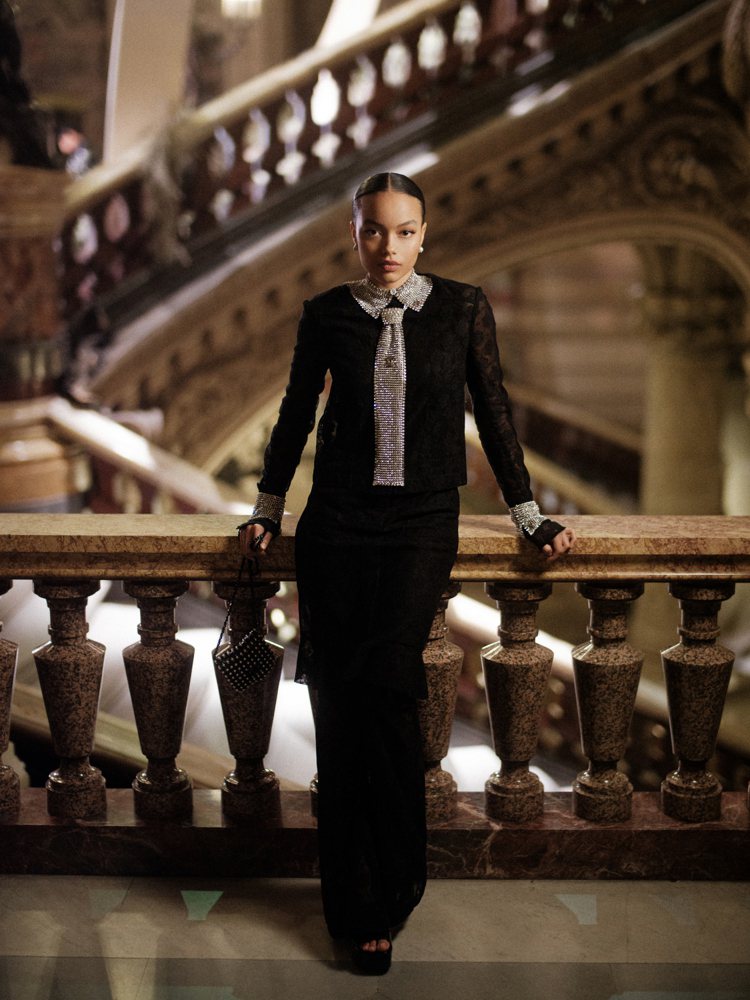 品牌大使惠特妮皮克穿香奈兒2022/23 Métiers d'art工坊系列黑色花卉蕾絲連身褲、外套與短裙。圖／香奈兒提供