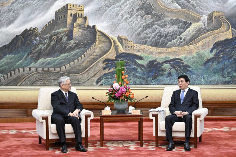 中共中央政治局常委王滬寧（右）日前在北京會見中國國民黨副主席夏立言（左）一行。新華社