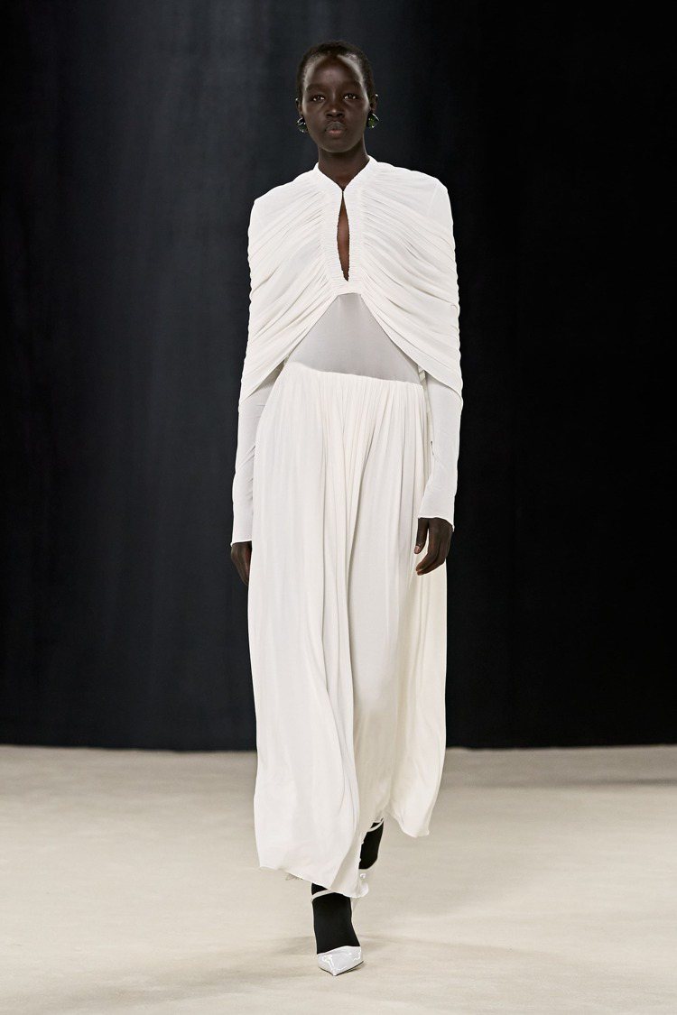 光感白色尼龍材質呈現禮服長裙。圖／FERRAGAMO提供