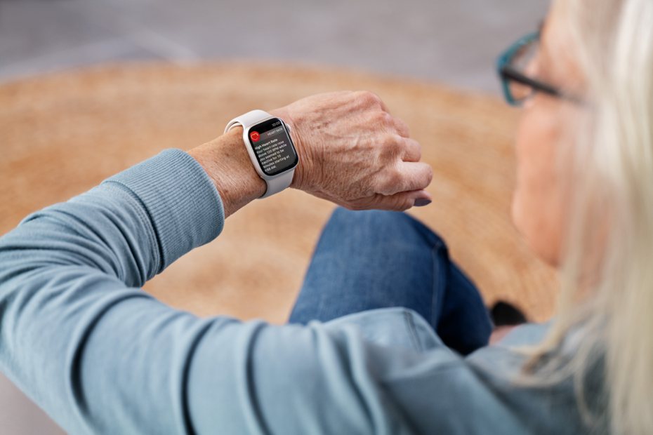 Apple Watch可隨時記錄使用者的心率和心律、血氧、活動等，使用者可以在Apple Watch上啟用高心率和低心率通知。圖／蘋果提供