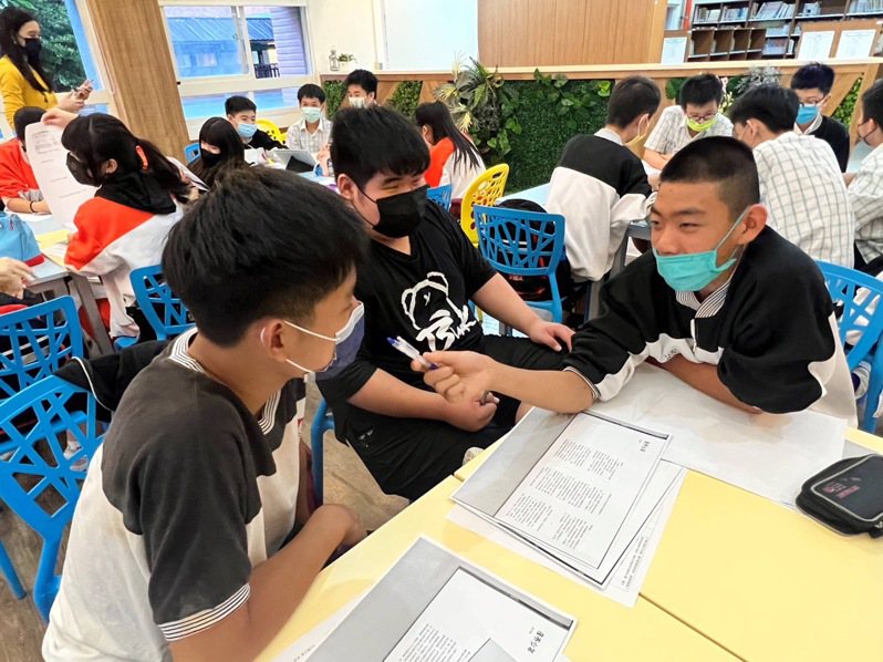 丹鳳高中國中部學生課程討論行銷台灣夜市文化。圖／新北教育局提供