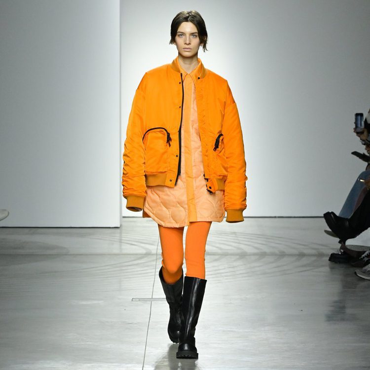 亮橘色的飛行員外套與衍縫鋪棉襯衫，都是Onitsuka Tiger 2023秋冬...