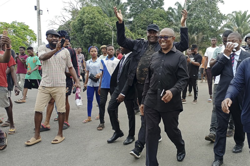 奈及利亞第三黨的候選人歐必(前排戴眼鏡者)讓年輕人燃起希望並踴躍投票。圖為歐必25日前往投票所。新華社