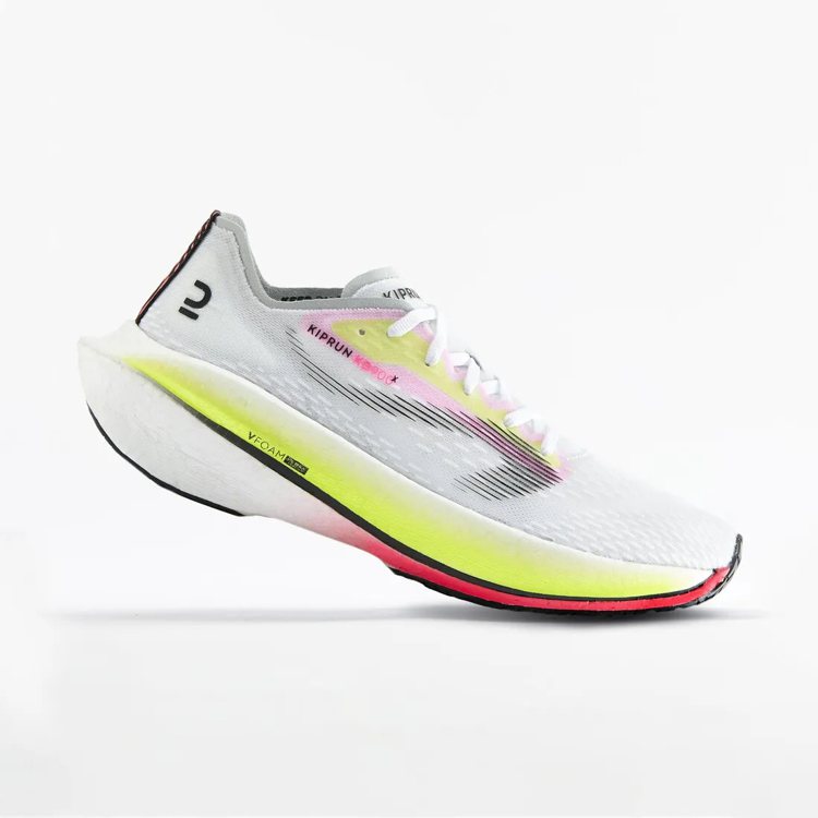 迪卡儂KD900X高階跑鞋，標榜使用全掌碳纖維中底，3,999元。圖／摘自Dec...