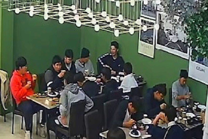 一群來自韓國的高中棒球隊員日前在台中市一家牛排館用餐時，發生疑用冰勺吃冰淇淋。圖／翻攝自牛排館臉書