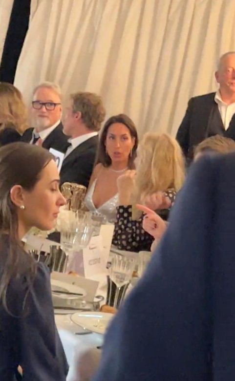 布萊德彼特（後排左二側臉）和新女友伊妮絲迪拉蒙（後排左三正臉）一起在高檔餐廳用餐，名導大衛芬奇（後排左一正臉）也在場。圖／摘自Paris Match twitter