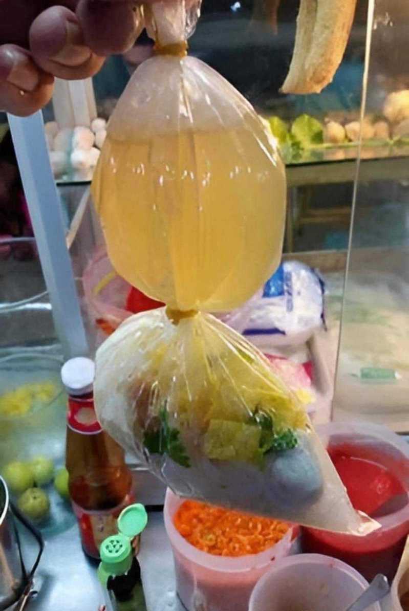 一名網友分享店家將湯麵分開放的特殊手法。圖擷自《爆廢公社二館》