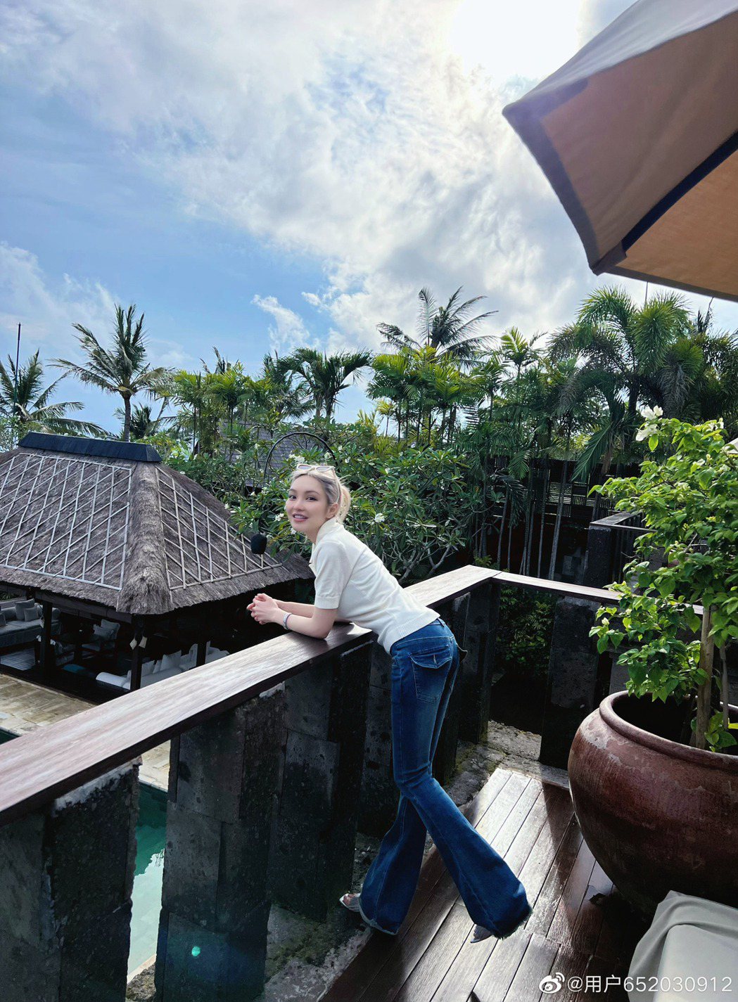 周揚青到峇里島度假。 圖／擷自微博