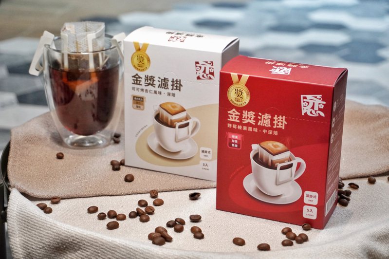 開元食品全新推出的戀．金獎濾掛咖啡，由華人首位ACS國際認證專業品鑑師盧貞君親自監製。圖／開元食品提供