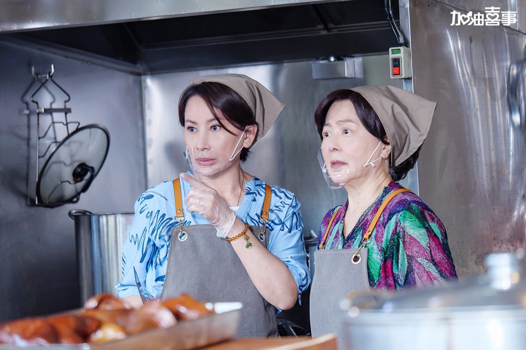 陳亞蘭(左)在「加油喜事」中與婆婆劉秀雯一起經營滷味店。圖／TVBS提供