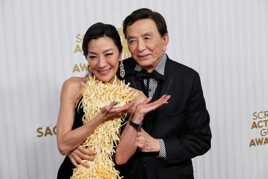 楊紫瓊（左）與吳漢章在「媽的多重宇宙」扮演女兒和父親。（路透）