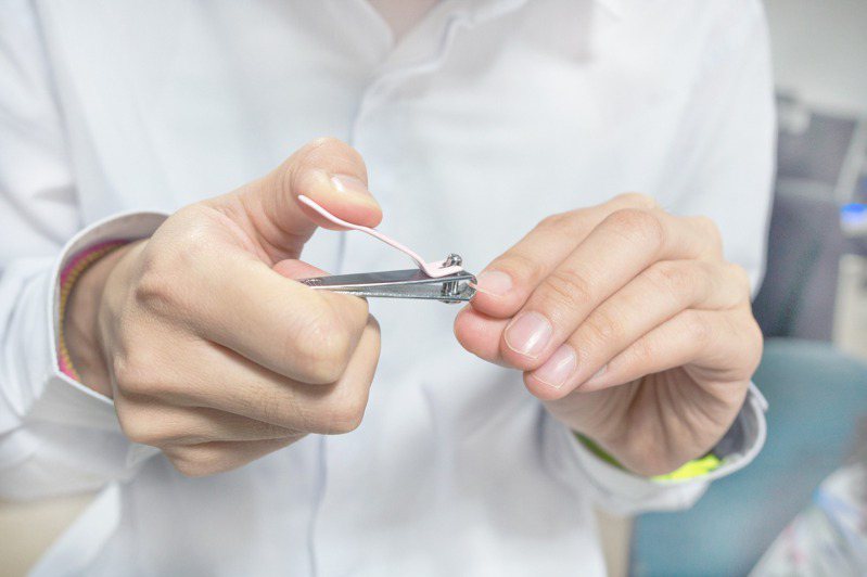 指甲剪太短，或是用小工具去刮甲溝，都會增加發生甲溝炎的風險。圖／123RF