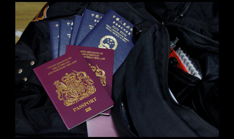 透過英國國民（海外）（BNO）簽證計畫移民英國的港人，連續在英居住5年可申請英國永久居留權，獲永久居留權1年後，可申請英國公民身分及護照。圖／路透社