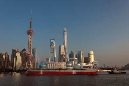 許多閒置船隻聚集在中國大陸附近，顯示海運業把全球貿易反彈押注在中國大陸。歐新社