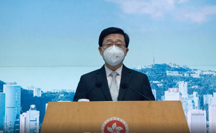 香港特首李家超今天宣布明天（3月1日）起室內與搭乘公共交通不必戴口罩。（香港01）