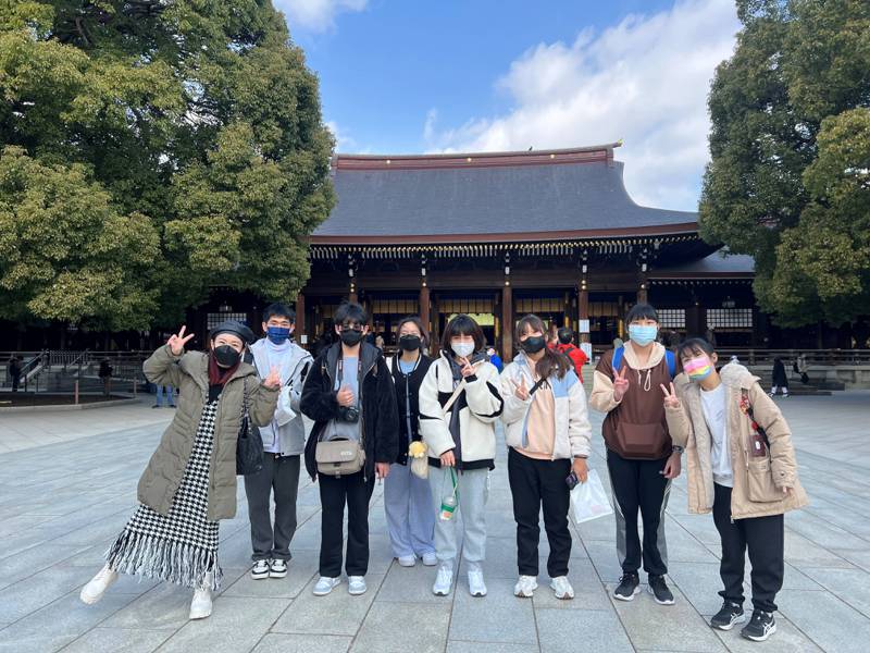 貢寮實中學生自主規畫日本參訪行程，小組成員藉此感受明治神宮文化的莊嚴。圖／新北市教育局提供