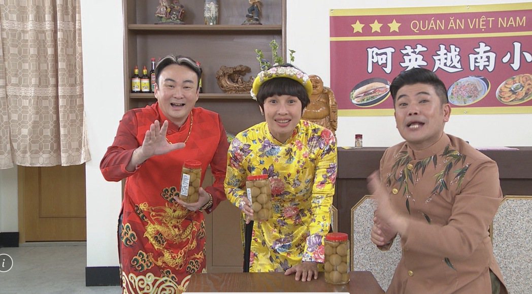 馬國畢(右起)、阮氏翠恆、紅毛在「市井豪門」中演出開直播賣貨戲份。圖／民視提供