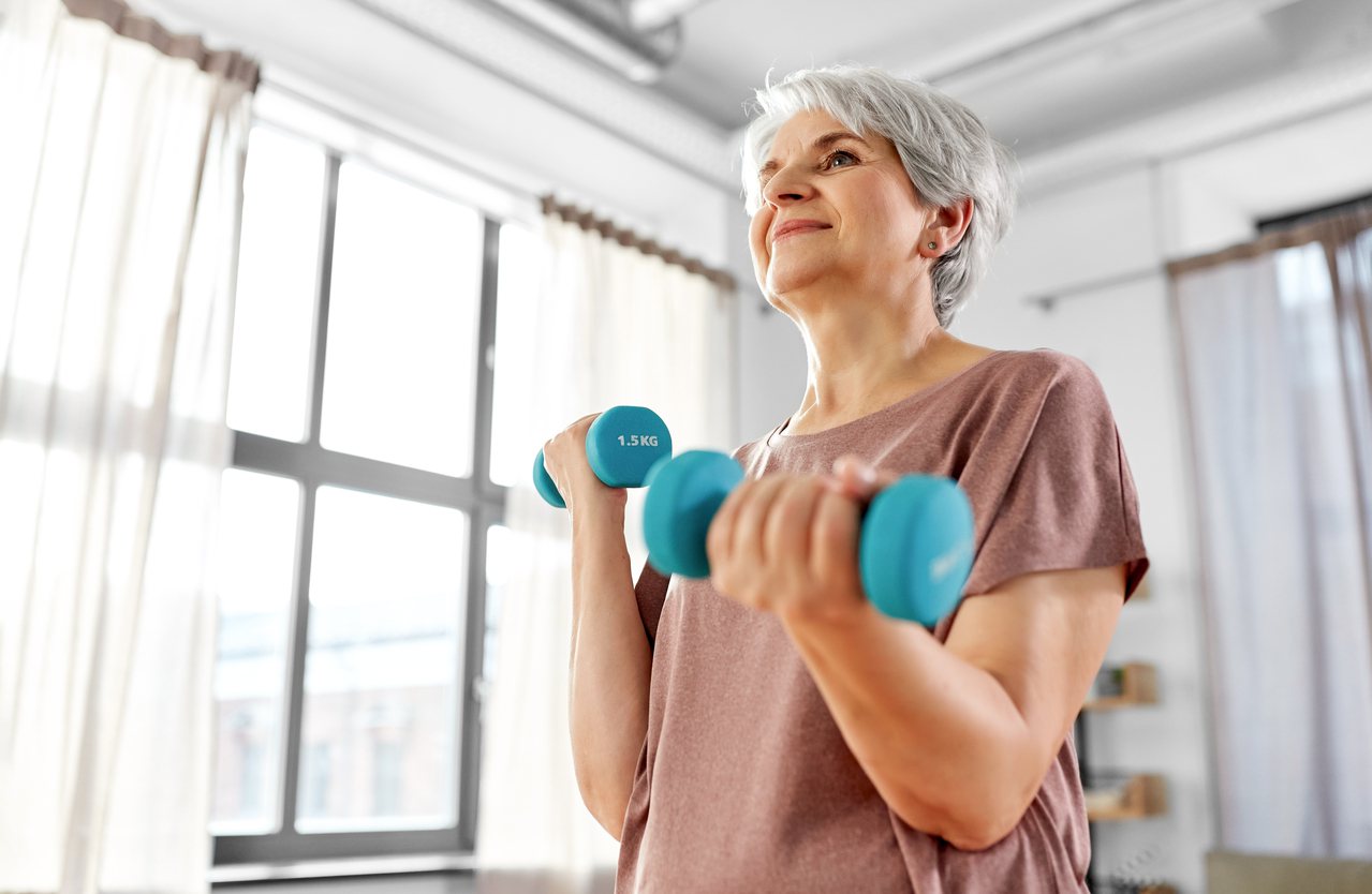 重訓不只在訓練肌肉，也會對人體最基礎的細胞層級產生影響。當我們年紀變大時，細胞層級也發生了一些結構性的變化，使得樂齡族的生活面臨巨大的挑戰。這常常讓人覺得是無法避免的，但不論你相信與否，我們還是可以做一些事來使身體的細胞減緩衰老。