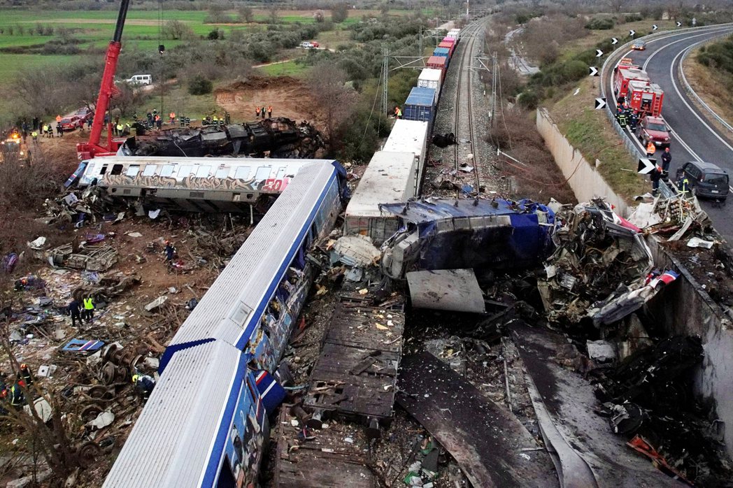 希臘3月1日凌晨兩輛列車發生對撞事故，造成至少32人死亡、85人受傷。 圖／路透...