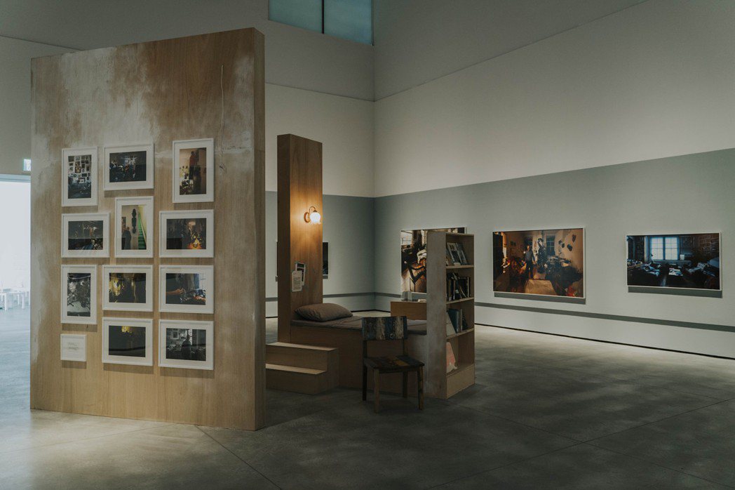 藝術家何孟娟的作品是一項討論生命的創作計畫。空間裝置重現紐約非營利聚落「魏斯貝絲...