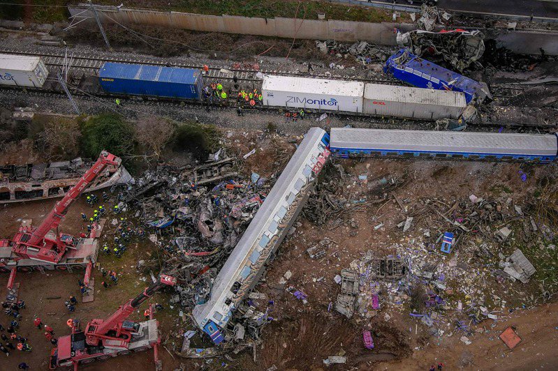 希臘北部城市坦佩2月28日深夜傳出2輛高速火車相撞意外。 法新社