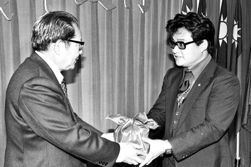 1981年3月2日，內政部營建署正式成立，內政部長邱創煥（左）頒發印信給首任營建署長張隆盛（右）。圖／聯合報系資料照片