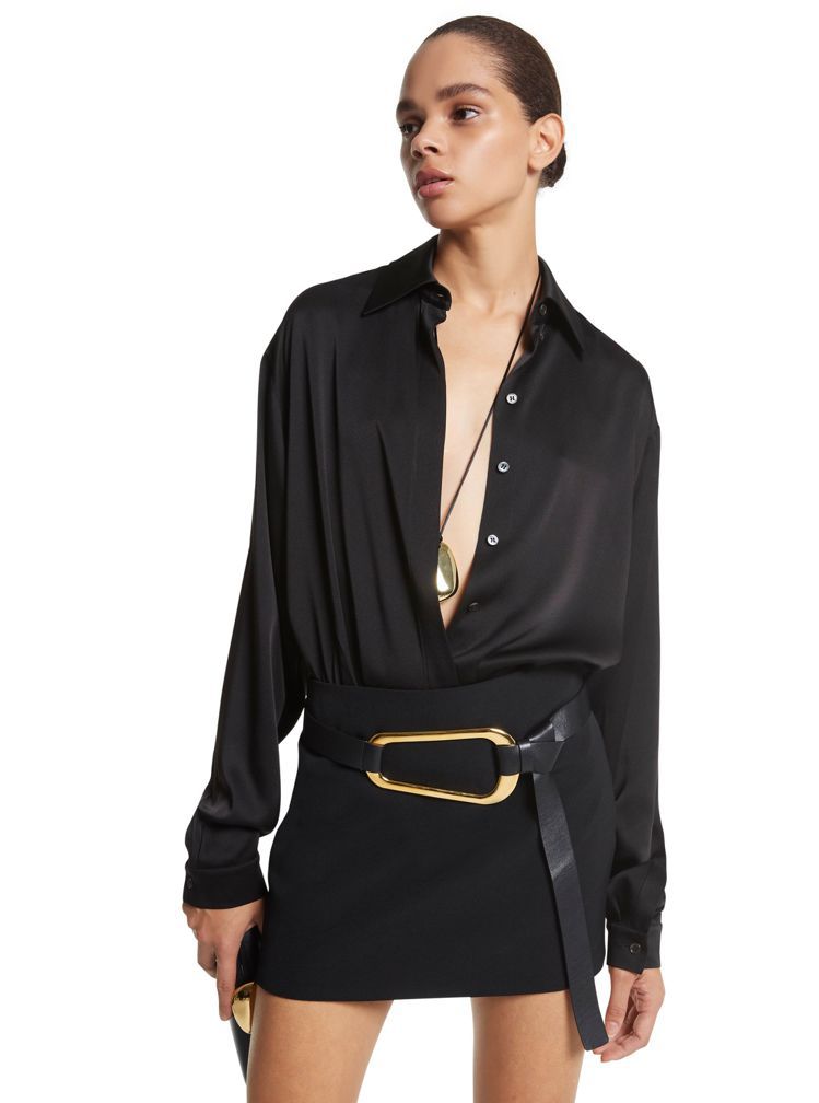 MICHAEL KORS Collection黑色寬鬆襯衫31,700元、黑色直...