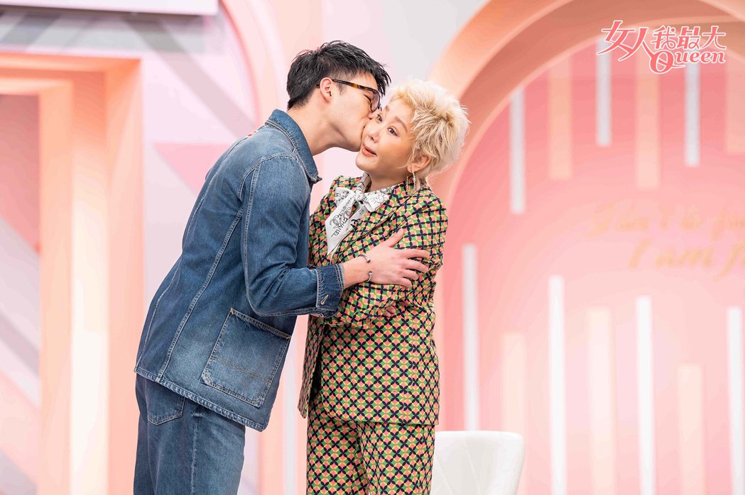 陳昊森(左)突然吻向藍心湄。圖／TVBS提供