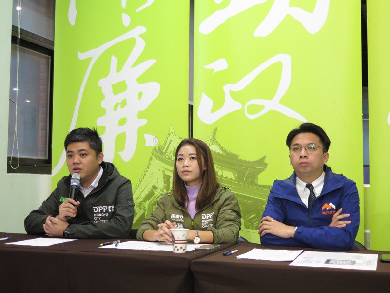 新竹棒球場工程爭議不斷，民進黨籍新竹市議員陳建名（左）、劉康彥（右）與楊玲宜（中）今天再度提出質疑。本報資料照