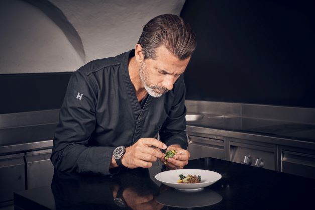 Hublot品牌大使Andreas Caminada配戴BIG BANG UNICO星廚腕表。圖／宇舶表提供