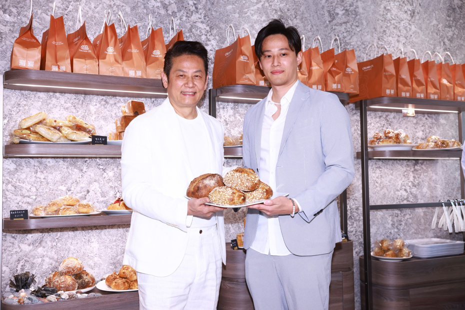 徐乃麟（左）投資開麵包店，右為兒子徐新洋。記者王聰賢／攝影