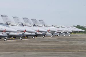 華盛頓郵報報導，台灣將在3年內獲得大批新F-16戰機，但急缺飛行員。圖為嘉義空軍基地的F-16V戰機。美聯社