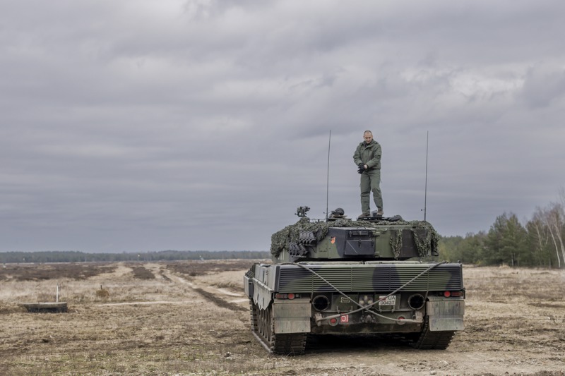 德國批准歐洲各國運送德製豹2主力戰車給烏克蘭，至今已一個多月，但實際交付情況零零落落。圖為上月13日在波蘭斯維托舒夫軍事基地展示的豹2戰車。圖／紐約時報