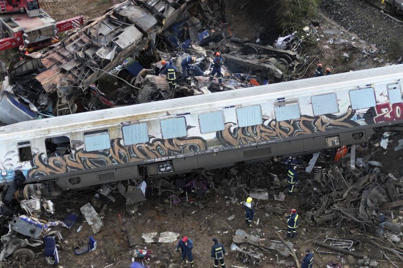 希臘北部城市坦佩2月28日深夜傳出2輛高速火車相撞意外，警消人員仍在現場搜救。美聯社