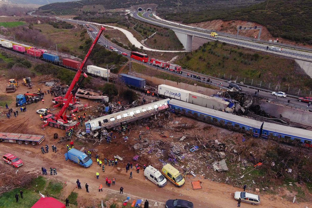 希臘火車對撞的嚴重事故，目前已知死亡人數至少43人，其中多數是學生，另有數十人受...