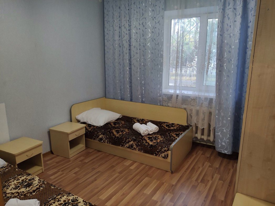 在網上搜尋相關的Druzhba度假營，介紹網站展示多款房間的圖片。 圖／網上宣傳...
