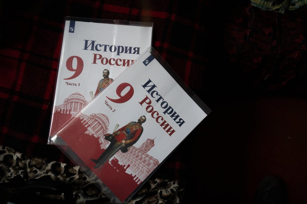 圖為Valdik在佔領期間需要學習的課本，書上印着「俄羅斯的歷史」。 圖／陳彥婷...