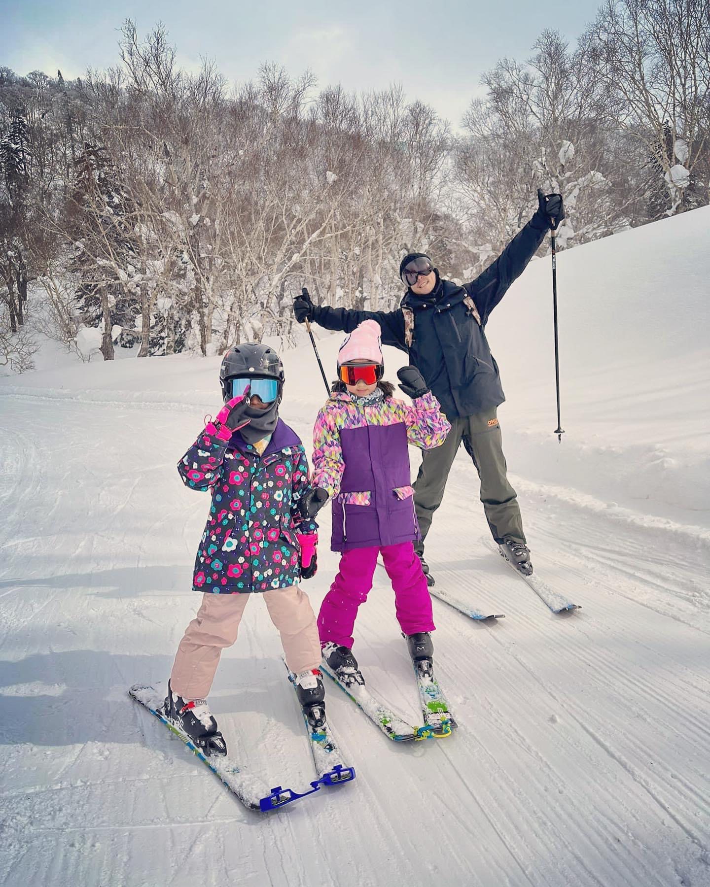 修杰楷(後)一打二帶兩個女兒咘咘、波妞到北海道滑雪。圖／摘自臉書
