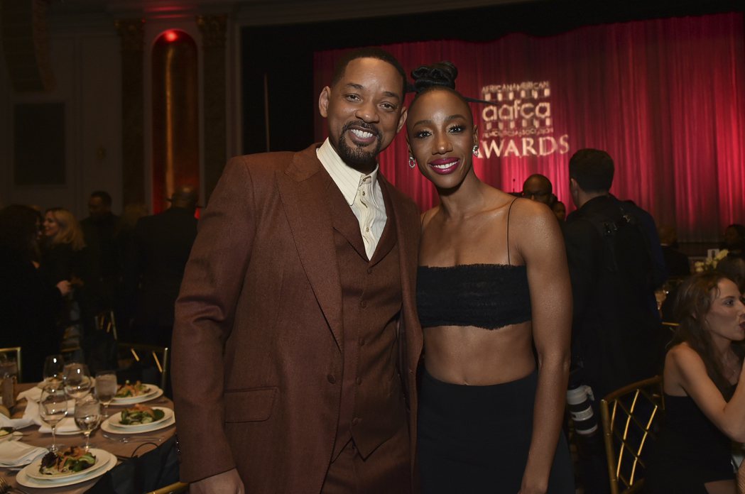 威爾史密斯(左)出席非裔影評人協會頒獎典禮，並與年輕女星夏爾曼賓瓦合影。(美聯社)