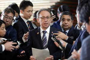 沖繩縣知事玉城丹尼（中）批日政府將具有攻擊敵基地能力的軍備部署在日本西南地區違憲。路透