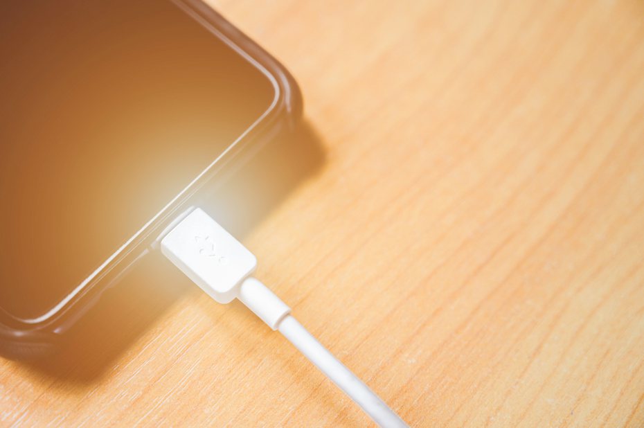 蘋果官方證實，應在幫iPhone充電時取下保護殼，以避免機體過熱影響電池效能。圖／Ingimage