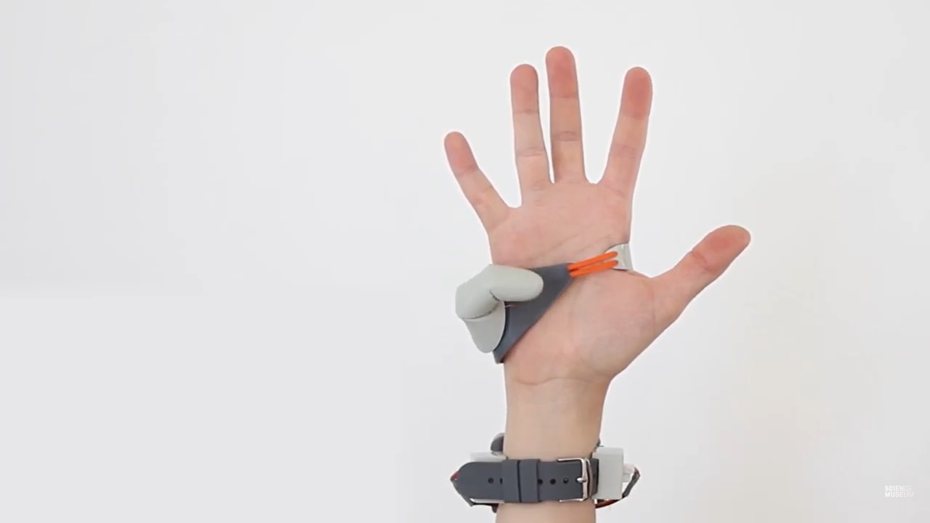 專家設計出第六隻手指，未來能用該技術讓人「長」出翅膀、觸手。圖擷自YouTube/Science Museum