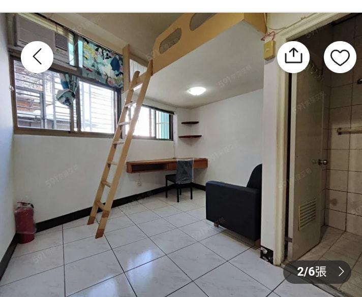 一名網友PO出某間待租的房子，屋內中間做夾層，樓梯似乎沒有固定，讓他疑惑「萬一樓梯倒了怎麼辦？」圖擷自臉書社團「爆怨2公社」