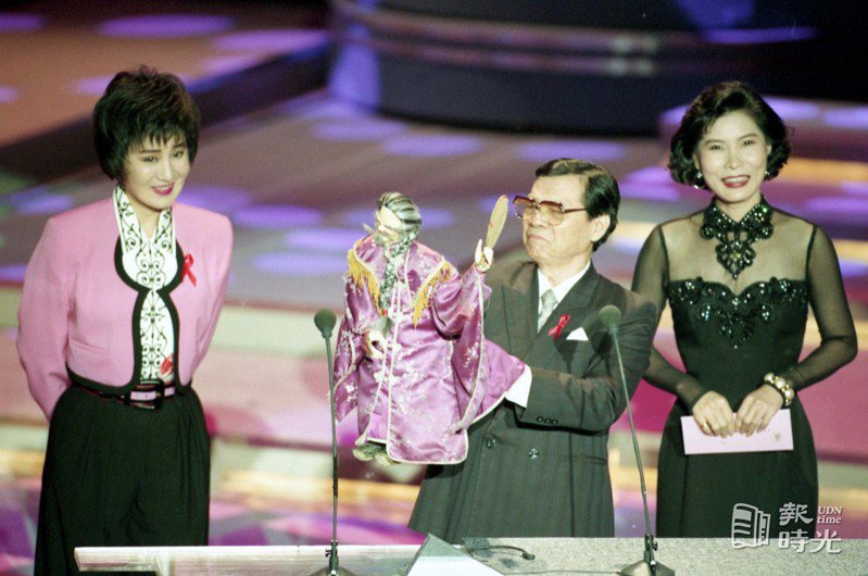 第三十屆金鐘獎頒獎典禮，圖為葉青(左)、黃俊雄(中)、王海波(右)。圖／聯合報系資料照（1995/3/26　陳立凱攝影）