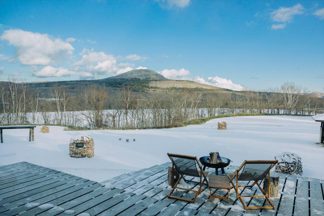 北海道獨棟森林Villa「TAPKOP」冬天戶外露台。圖片來源／TAPKOP