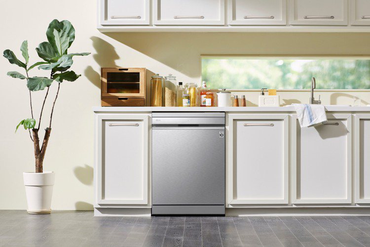 LG四方洗蒸氣洗碗機擁有獨家蒸氣潔亮科技，高溫蒸氣高效去污以外更能減少水漬殘留。...