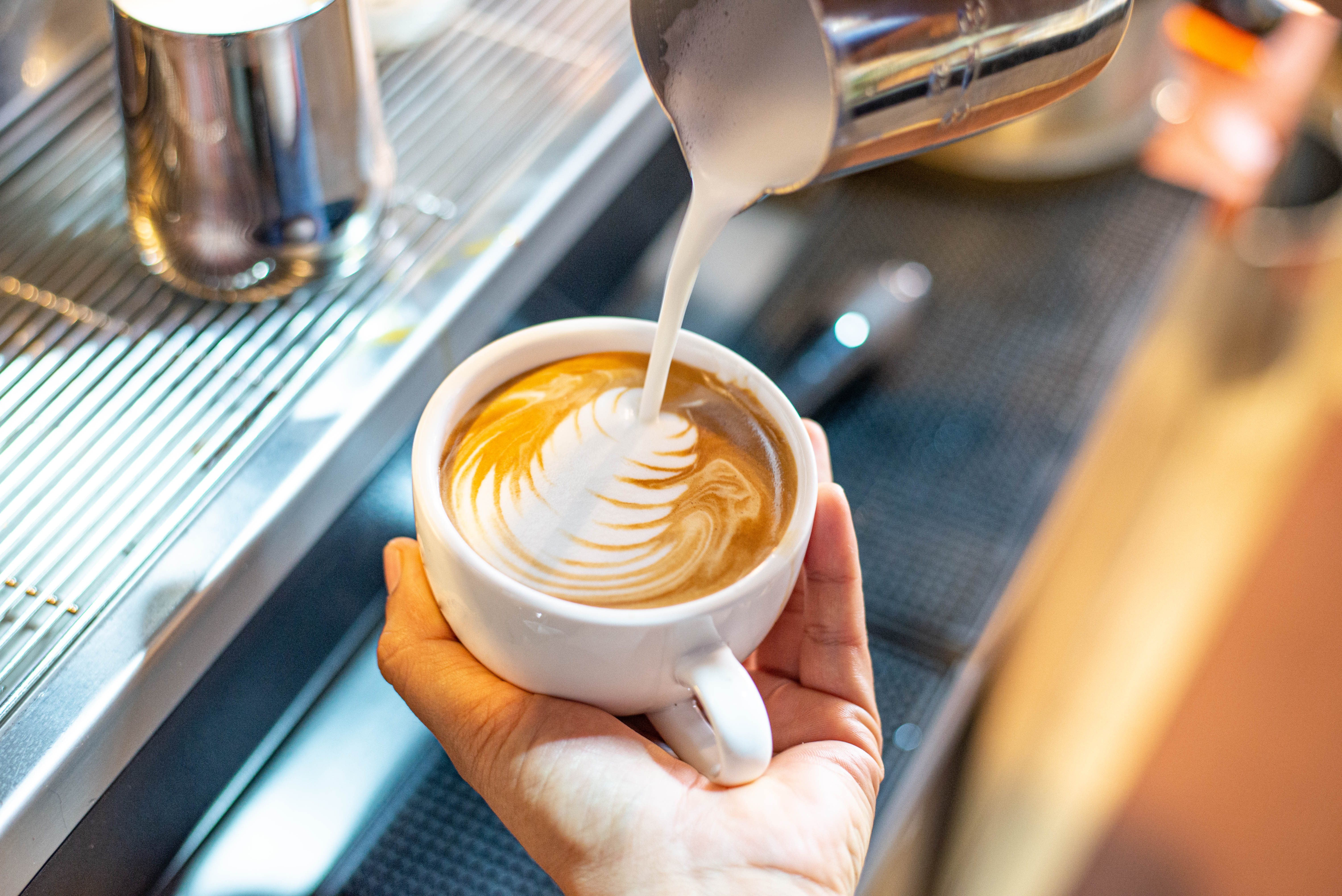 研究指出，咖啡加入牛奶一起喝，會讓抗發炎的效果加倍。圖/123RF